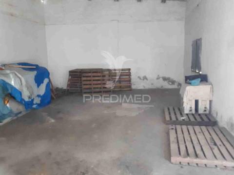 Prédio urbano com arrecadações e terreno em achete (santarém)