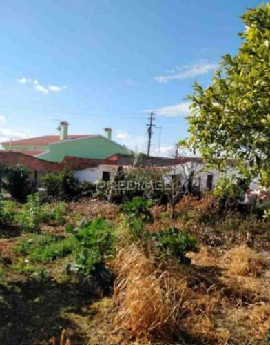 Prédio urbano com arrecadações e terreno em achete (santarém)