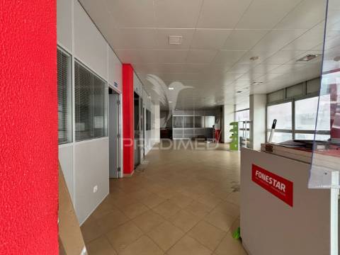 Loja e estacionamento avenal