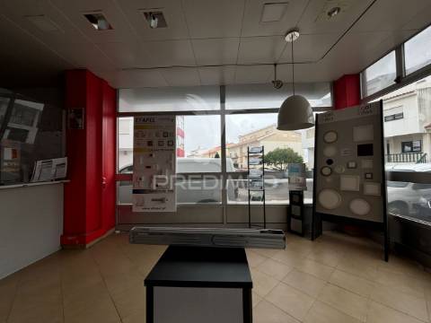 Loja e estacionamento avenal