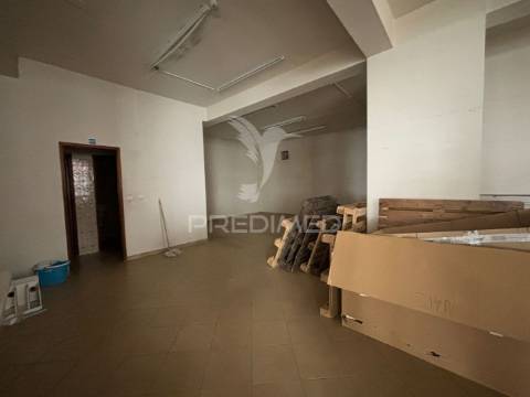 Loja e estacionamento avenal