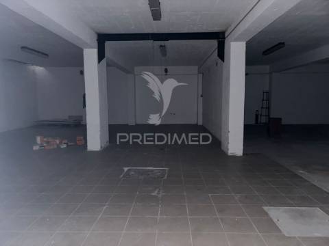 Loja e estacionamento avenal