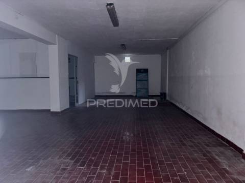 Loja e estacionamento avenal