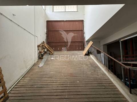 Loja e estacionamento avenal