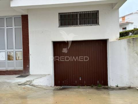 Loja e estacionamento avenal