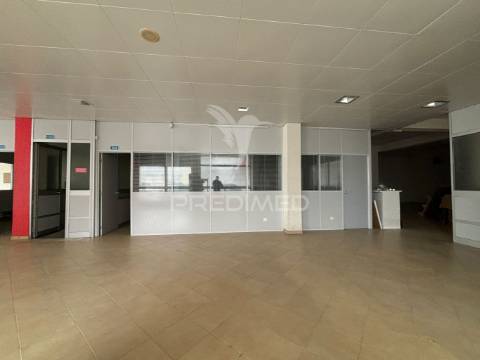 Loja e estacionamento avenal