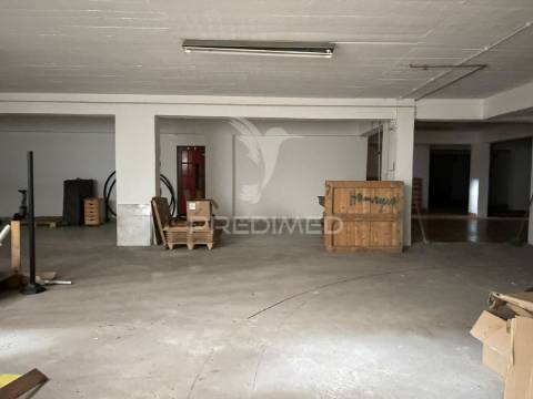 Loja e estacionamento avenal