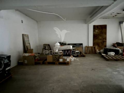 Loja e estacionamento avenal