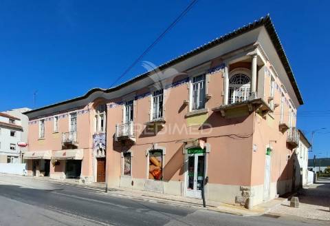 Prédio histórico com terreno urbanizável no centro da benedita