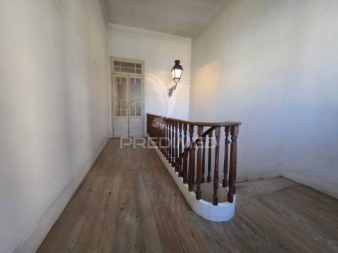 Prédio histórico com terreno urbanizável no centro da benedita