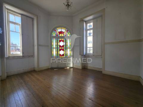 Prédio histórico com terreno urbanizável no centro da benedita