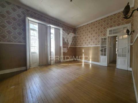 Prédio histórico com terreno urbanizável no centro da benedita