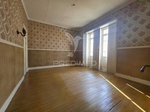 Prédio histórico com terreno urbanizável no centro da benedita