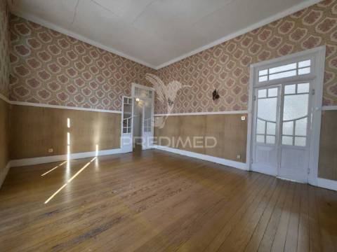 Prédio histórico com terreno urbanizável no centro da benedita