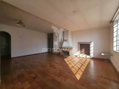 Prédio histórico com terreno urbanizável no centro da benedita