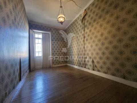 Prédio histórico com terreno urbanizável no centro da benedita