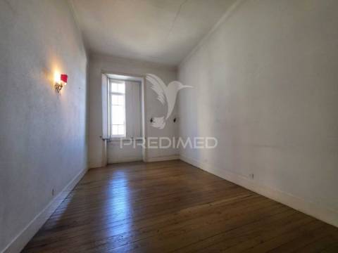 Prédio histórico com terreno urbanizável no centro da benedita