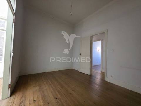 Prédio histórico com terreno urbanizável no centro da benedita