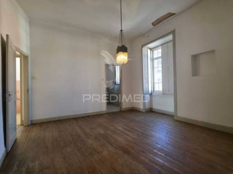 Prédio histórico com terreno urbanizável no centro da benedita