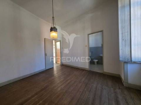 Prédio histórico com terreno urbanizável no centro da benedita