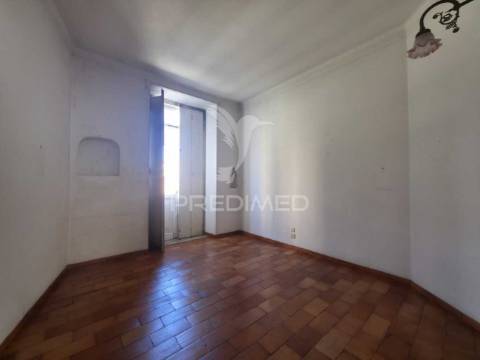 Prédio histórico com terreno urbanizável no centro da benedita