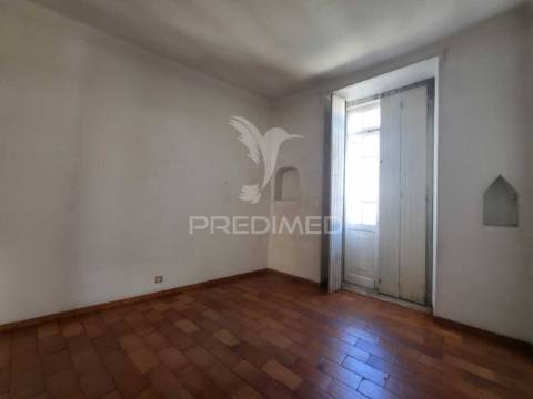 Prédio histórico com terreno urbanizável no centro da benedita