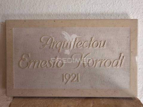 Prédio histórico com terreno urbanizável no centro da benedita