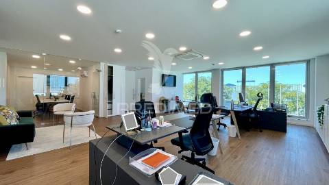 Escritórios/armazém no seixal