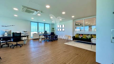 Escritórios/armazém no seixal