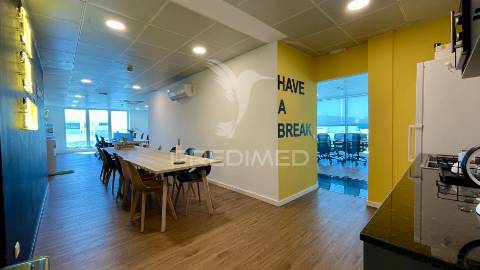 Escritórios/armazém no seixal