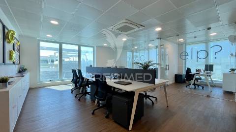 Escritórios/armazém no seixal