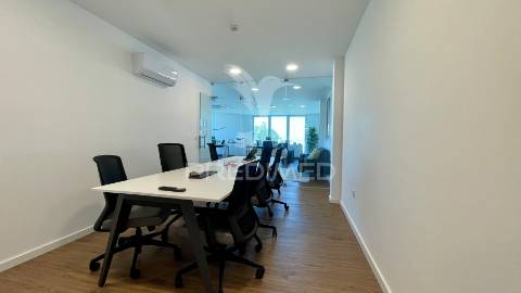 Escritórios/armazém no seixal