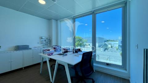 Escritórios/armazém no seixal