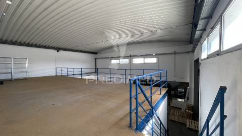 Escritórios/armazém no seixal