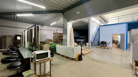 Escritórios/armazém no seixal