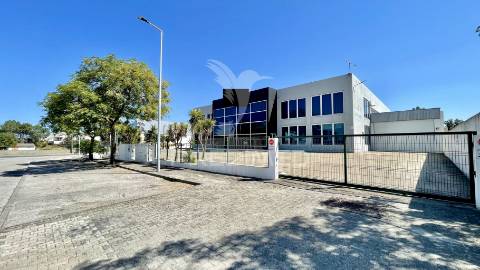 Escritórios/armazém no seixal