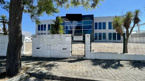 Escritórios/armazém no seixal