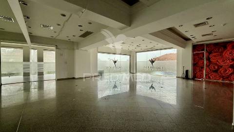 Loja 200m2 em almada