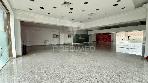 Loja 200m2 em almada