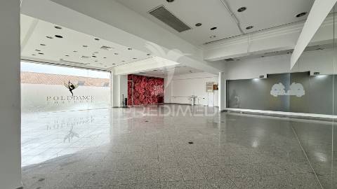 Loja 200m2 em almada