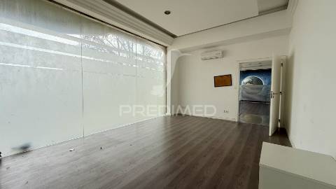 Loja 200m2 em almada