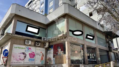 Loja ampla no centro de almada com excelente visibilidade