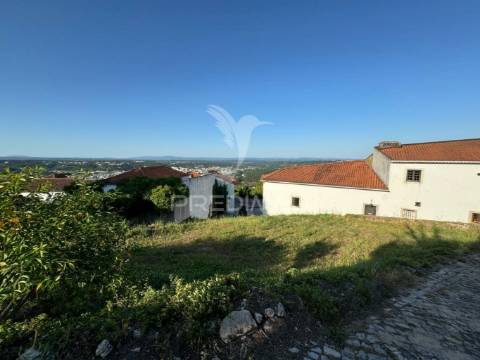 Terreno urbanizável na zona histórica de ourém