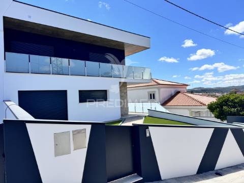 Moradia v4 nova e sofisticada em fátima