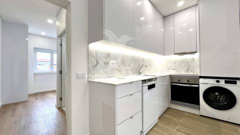 T1 remodelado com varanda e churrasqueira em alhos vedros