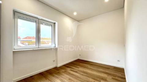 T1 remodelado com varanda e churrasqueira em alhos vedros