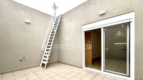 T1 remodelado com varanda e churrasqueira em alhos vedros