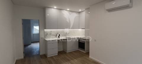 T1 remodelado com varanda e churrasqueira em alhos vedros