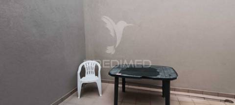 T1 remodelado com varanda e churrasqueira em alhos vedros