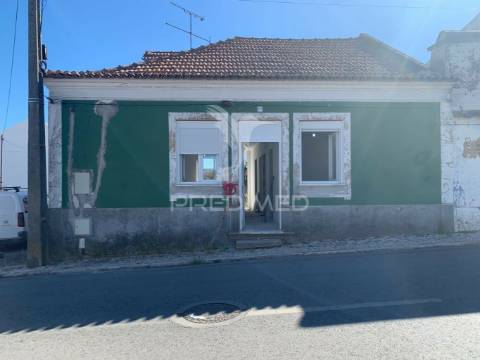 Moradia t2+1 com quintal em recuperação total